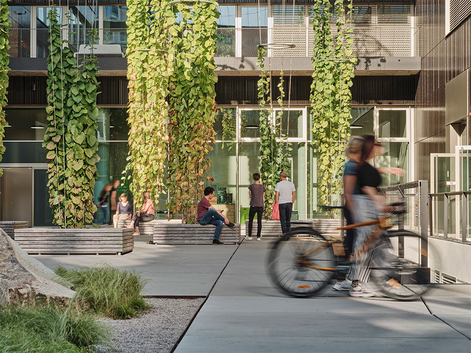 JobRad-Mitarbeitende auf dem Campus mit Bewegungsunschärfe JobRad-Mitarbeitende auf dem Campus mit Bewegungsunschärfe