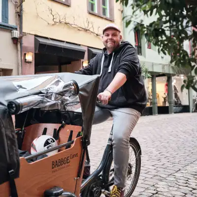 JobRadler Philipp Spitczok von Brisinski auf seinem Cargobike