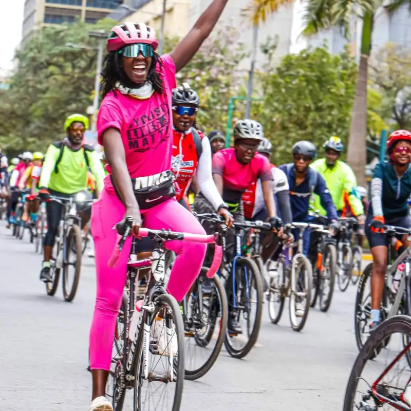 pink angezogene Radlerin mit cyclist lives Matter shirt freudig am Radfahren