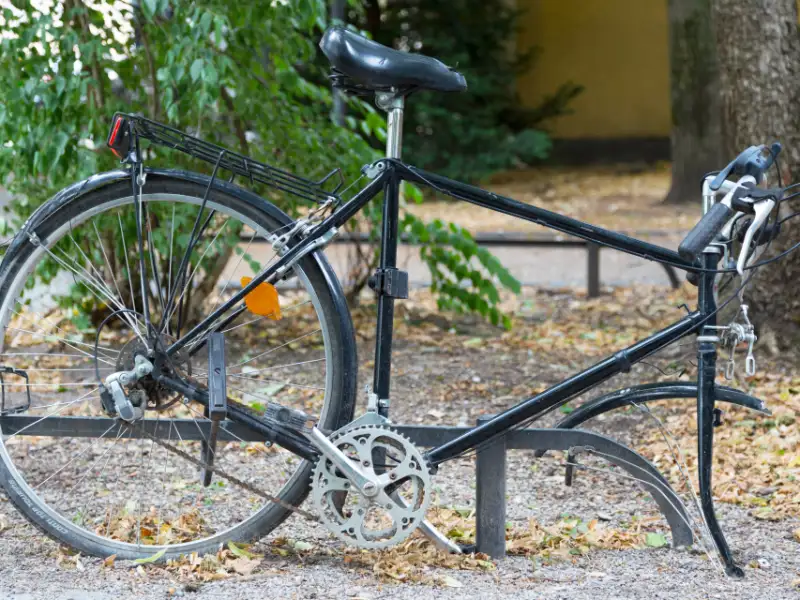 kaputtes Fahrrad ohne Vorderrad und mit plattem Hinterreifen