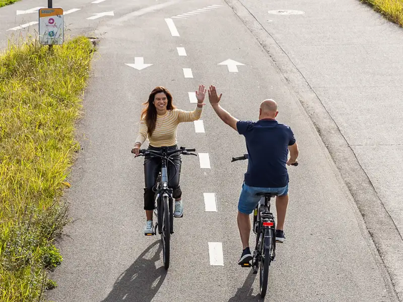 Radler auf einen Kreuzung mit Handshake