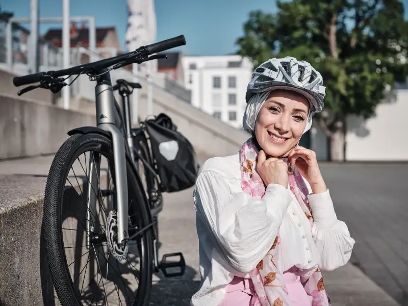 JobRadlerin mit Helm