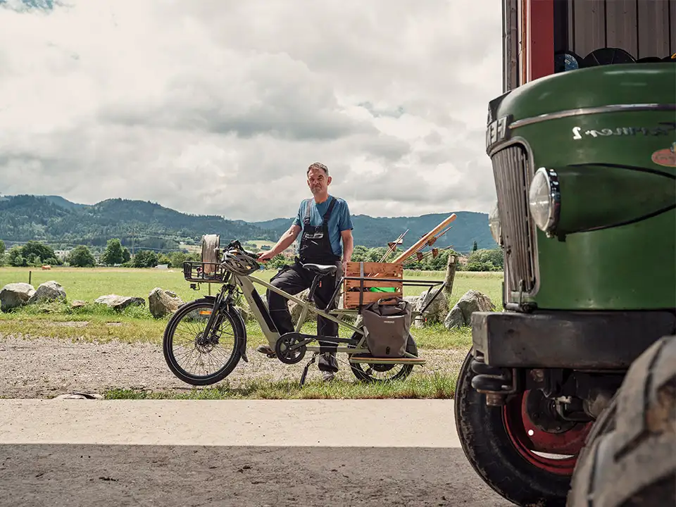 Landwirt mit JobRad neben Traktor