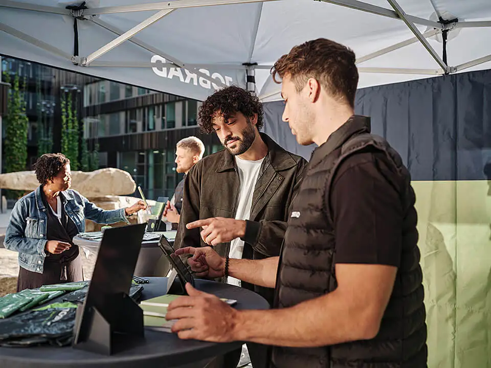 Fachhändler im Kundengespräch am Demoday