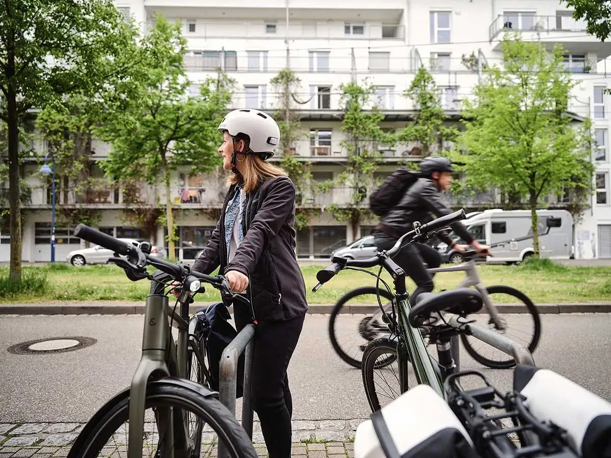 JobRadlerin stellt Fahrrad ab