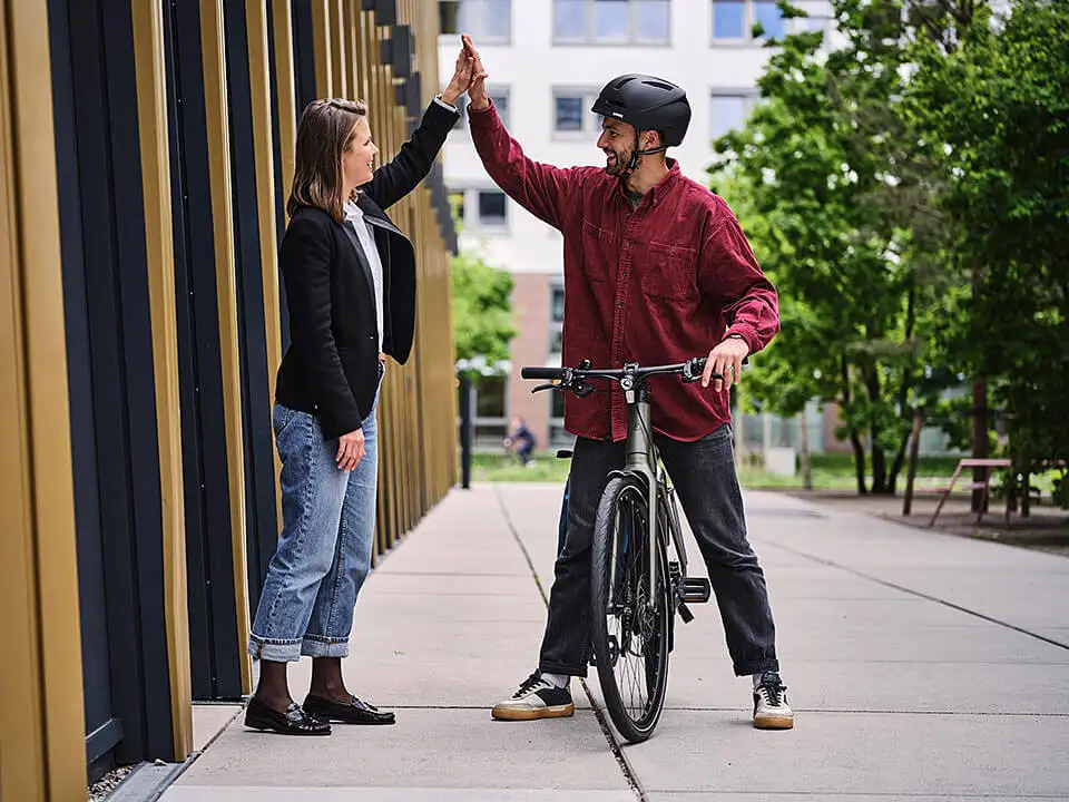 Arbeitgeberin und Jobradler geben sich High Five