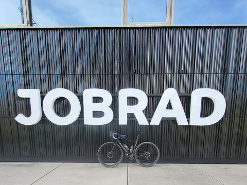Mit dem JobRad vor dem JobRad-Logo