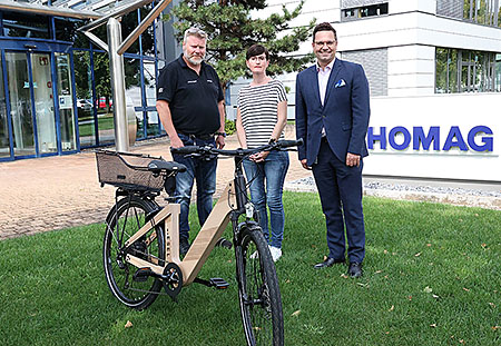 Bettina Hentschel und Kollegen mit dem Holz-JobRad vor dem Homag Firmensitz