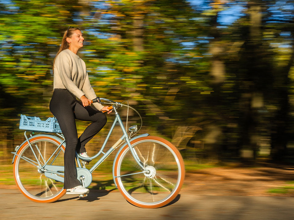 Eine Auszubildende fährt auf ihrem bravobike Fahrrad