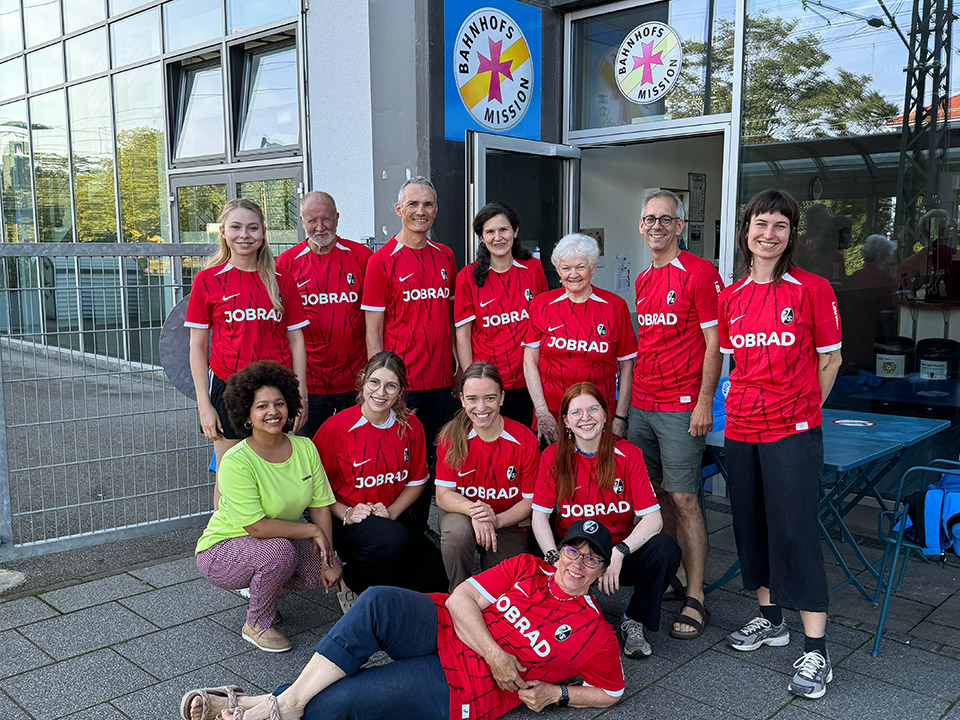 JobRad-Kurierin liefert die neuen SC-Trikots an die Bahnhofsmission