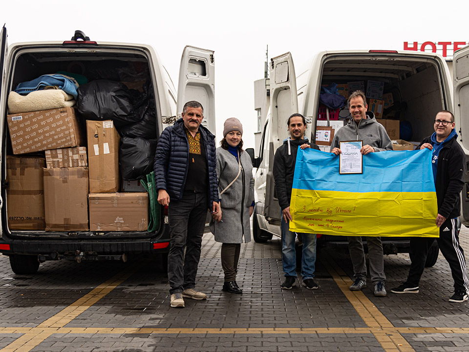 Ein Transportbus mit Hilfsgütern für die Ukraine