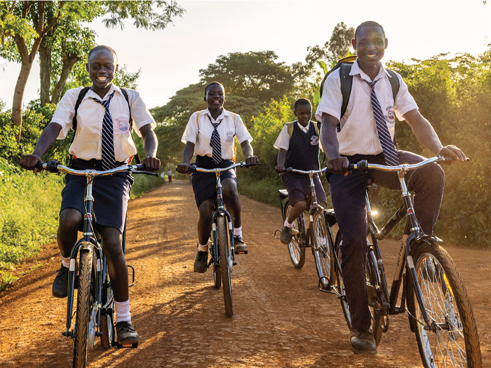 Schüler:innen steigen aufs Rad in Regionen Afrikas